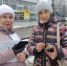 Волонтёры помогают горожанам проголосовать за объекты благоустройства через специальное приложение - Администрация г. Лесной